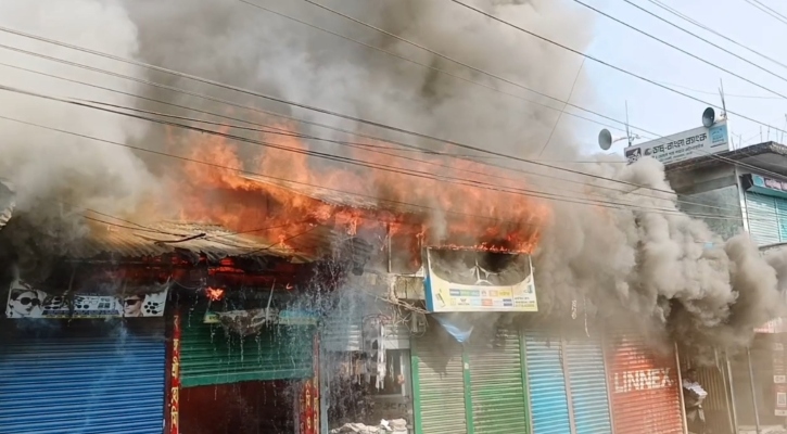 লালমোহনে ১৪ ব্যবসা প্রতিষ্ঠান পুড়ে ছাই